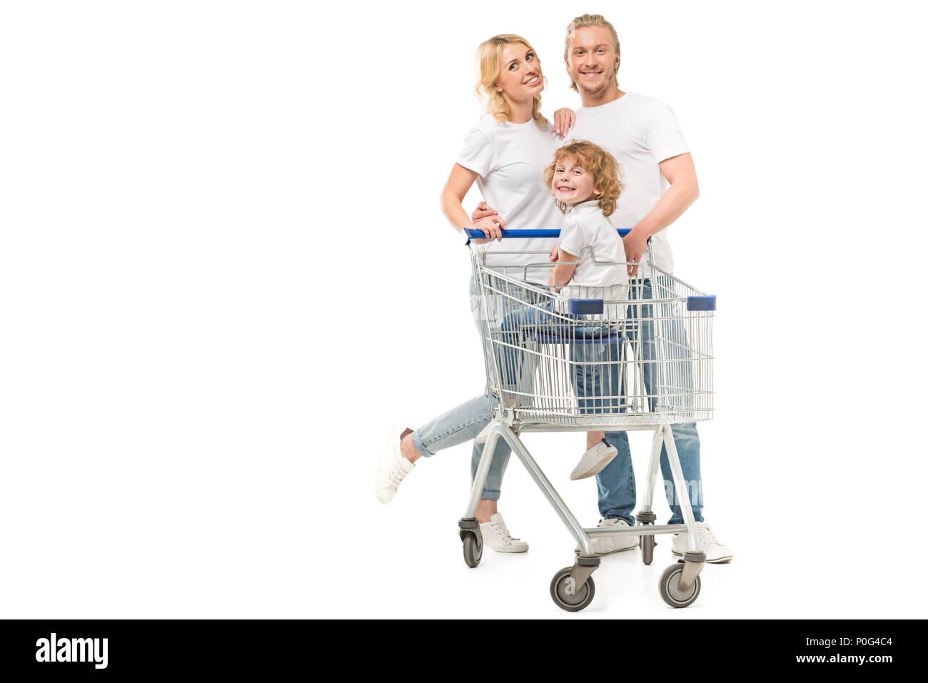 Fröhliche Eltern und Sohn im Warenkorb an Kamera isoliert auf weißem suchen Stockfoto