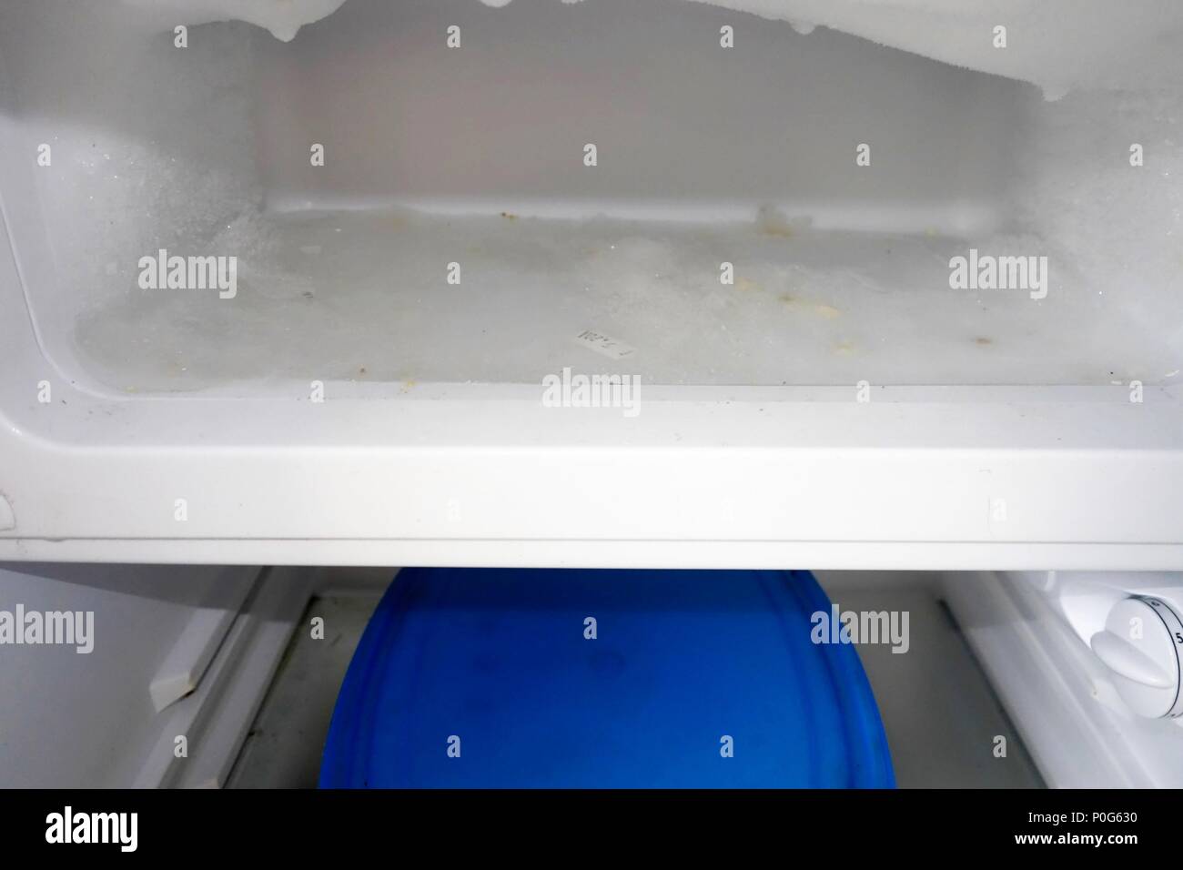 Leeren Ice Box in einen Kühlschrank mit Gefrierfach Stockfoto