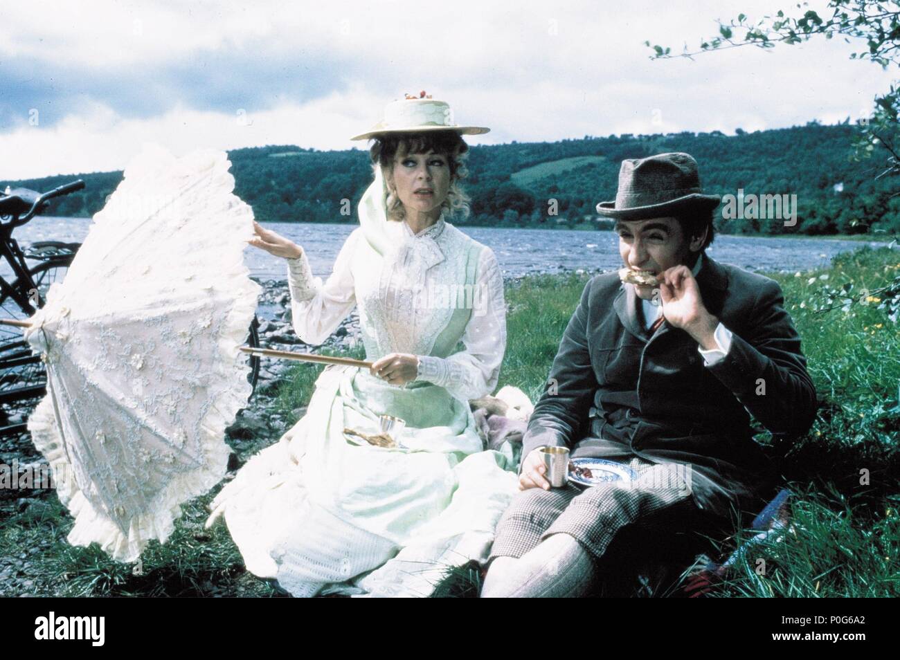 Original Film Titel: Das Privatleben des Sherlock Holmes. Englischer Titel: Das Privatleben des Sherlock Holmes. Regisseur: Billy Wilder. Jahr: 1970. Stars: GENEVIEVE SEITE; ROBERT STEPHENS. Quelle: UNITED ARTISTS/Album Stockfoto