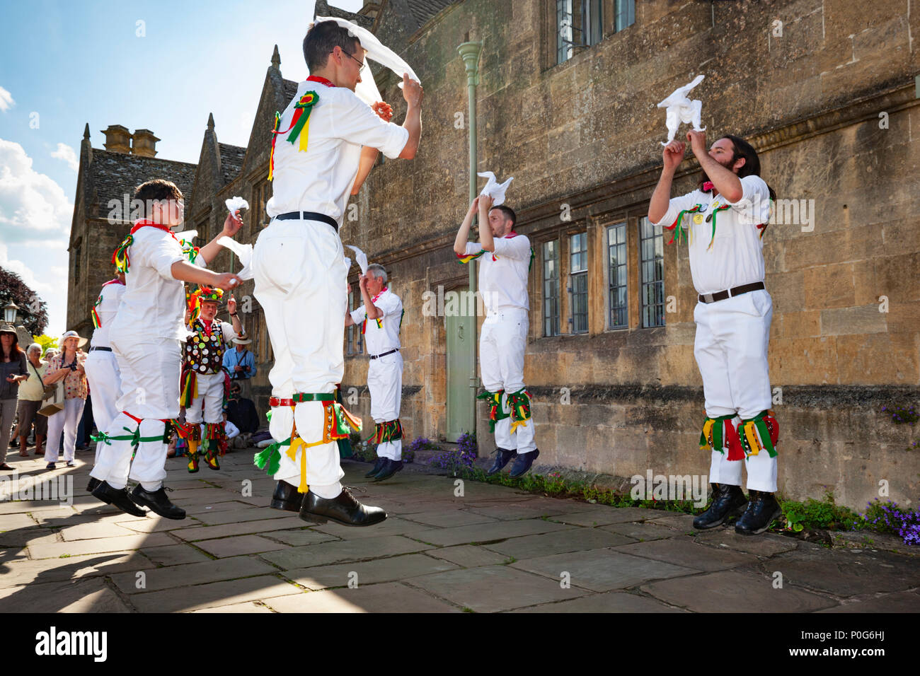 Morris Dance außerhalb der Chipping Campden Armenhäuser während des Scuttlebrook, Chipping Campden, Cotswolds, Gloucestershire, England, Großbritannien Stockfoto