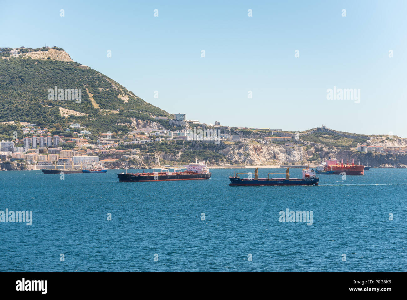 Gibraltar, UK - 18. Mai 2017: Frachtschiffe in der Reede von Gibraltar, Vereinigtes Königreich, Westeuropa verankert. Stockfoto
