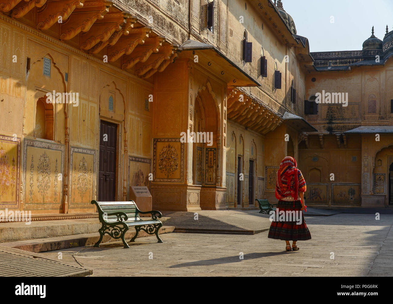 Eine junge Frau (travaler) gehen an die alte Festung in Jaipur, Indien. Stockfoto