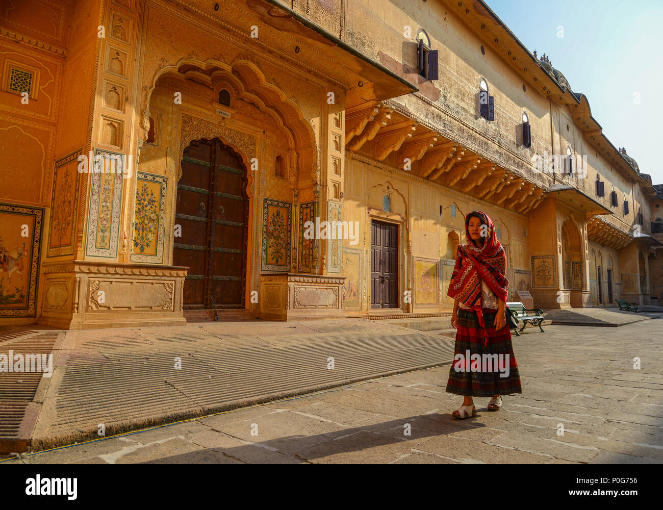 Eine junge Frau (travaler) gehen an die alte Festung in Jaipur, Indien. Stockfoto