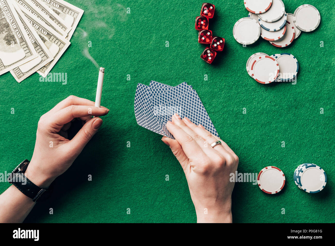 Frau mit Zigarette und Karten spielen von casino Tisch Stockfoto