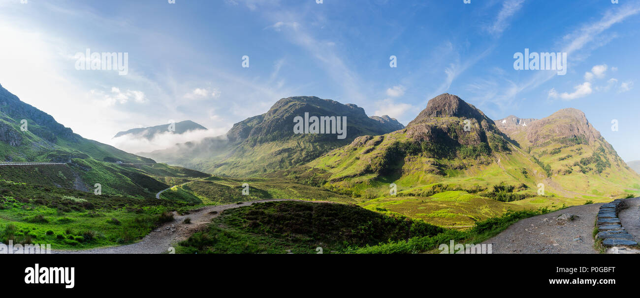 Panorama der Nebel Glencoe, die Highlands, Schottland, Vereinigtes Königreich auf der sonnigen Frühling Morgens genommen Stockfoto