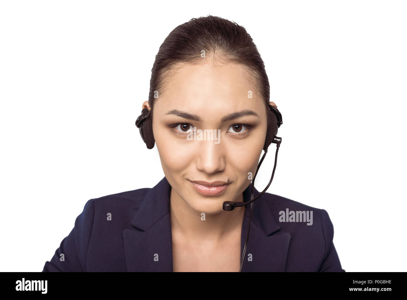 Lächelnden jungen asiatischen Call Center Betreiber in Headset Kamera suchen Stockfoto