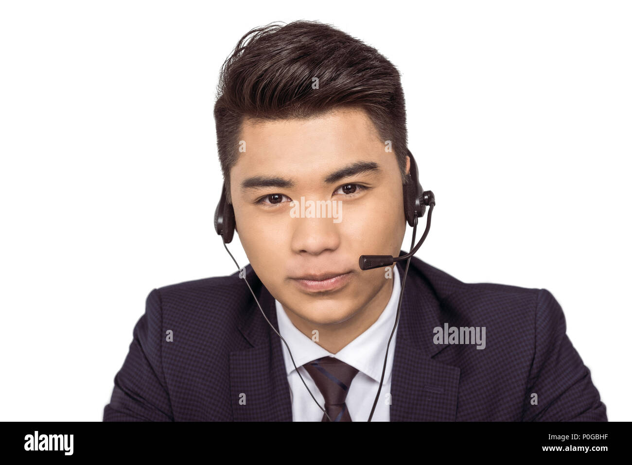Lächelnden jungen asiatischen Call Center Betreiber in Headset Kamera suchen Stockfoto