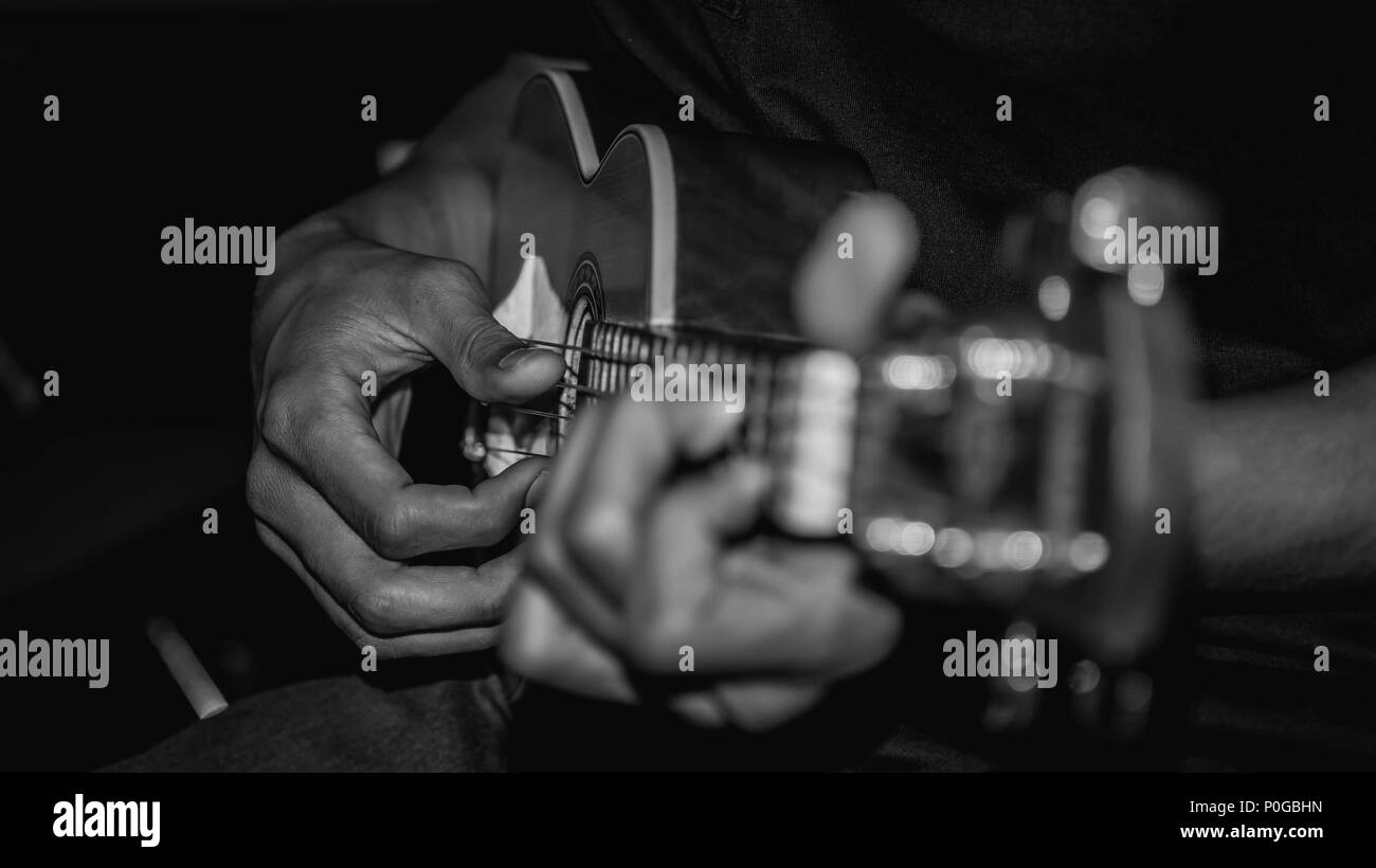 Gitarre spielen. selektive Fokus auf Hand mit geringer Tiefenschärfe Stockfoto