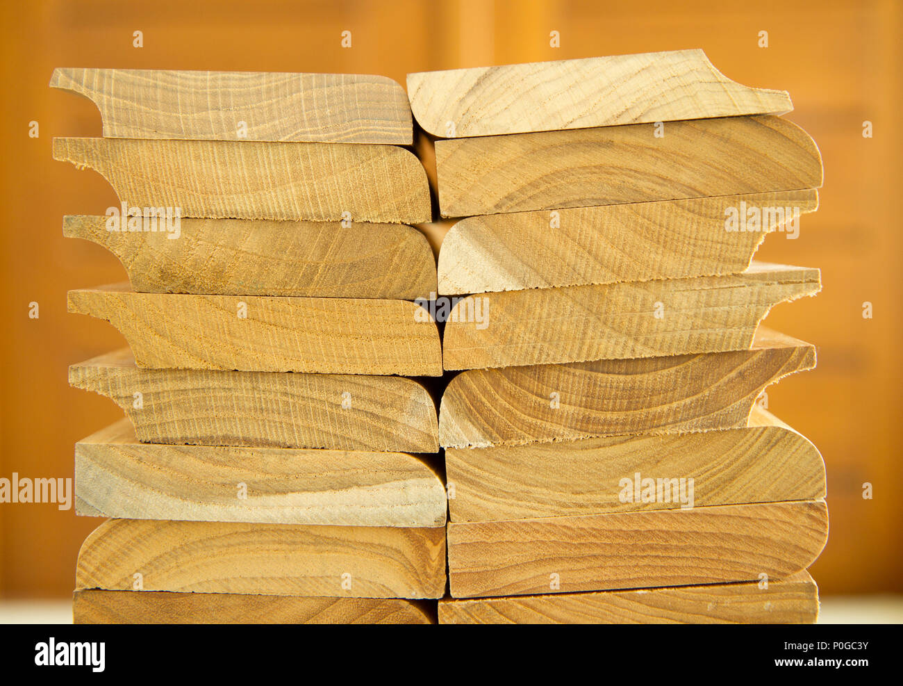 Stapel geschnittenen massivem Teak Holz mit Holz- Hintergrund Stockfoto