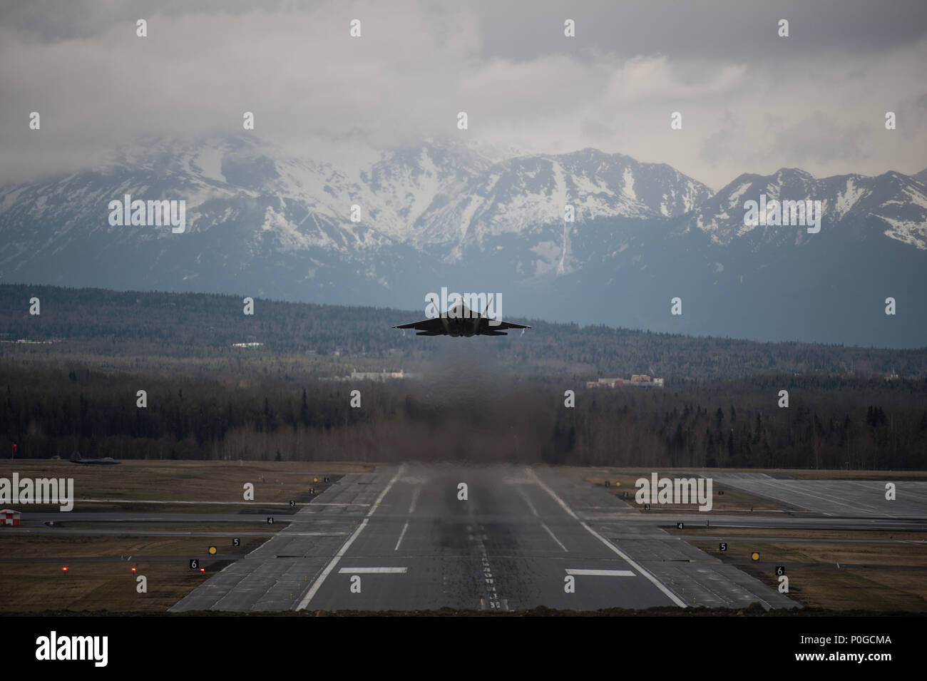 Eine F-22 Raptor Flug bei Joint Base Elmendorf-Richardson, Alaska, 10. Mai 2018 stattfindet. Die F-22, eine kritische Komponente des Global Strike Task Force, ist entworfen, um die Dominanz schnell und bei großen Entfernungen und Niederlage Bedrohungen der USA und ihrer Verbündeten zu projizieren. Die F-22 nicht durch irgendwelche Bekannten oder prognostizierten Kampfflugzeuge abgestimmt werden. (U.S. Air Force Foto von älteren Flieger Curt Strand) Stockfoto
