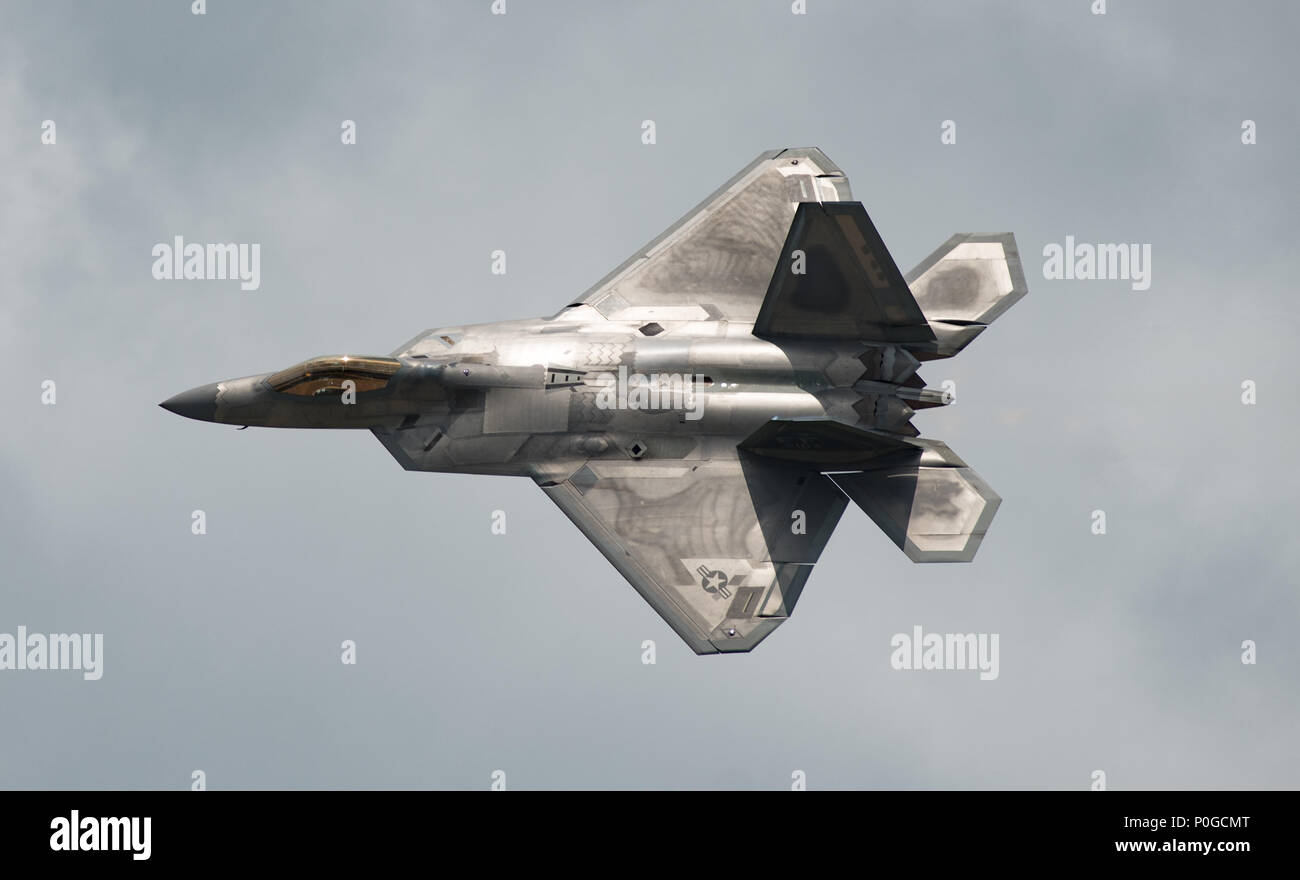 Us Air Force Maj. Paul "Loco" Lopez, F-22 Raptor Demonstration Team Pilot, demonstriert die F-22 Raptor's Power bei Joint Base Langley-Eustis, Virginia, 20. Mai 2018. Die F-22 Raptor war eine Schlagzeile Demonstration zeigen thrust Vector, Stealth und andere erweiterte Funktionen während der fünften Generation der Luft Macht über Hampton Roads Air und Space Expo. (U.S. Air Force Foto von Tech. Sgt. Natasha Stannard) Stockfoto
