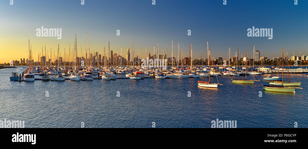 Panoramablick auf das Stadtbild Melbournes von St Kilda bei Sonnenuntergang Stockfoto