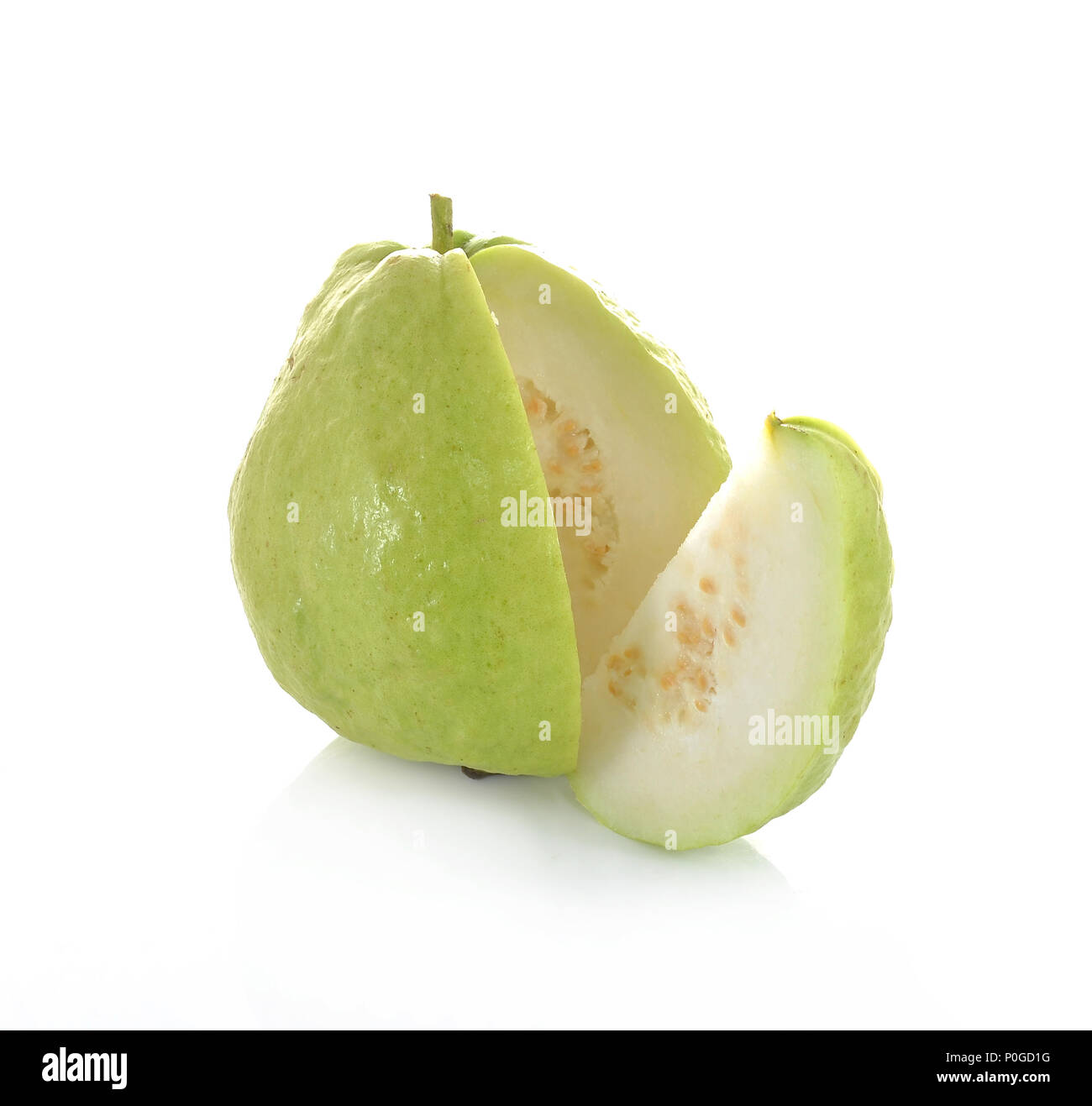 Guave (tropische Früchte) auf weißem Hintergrund Stockfoto