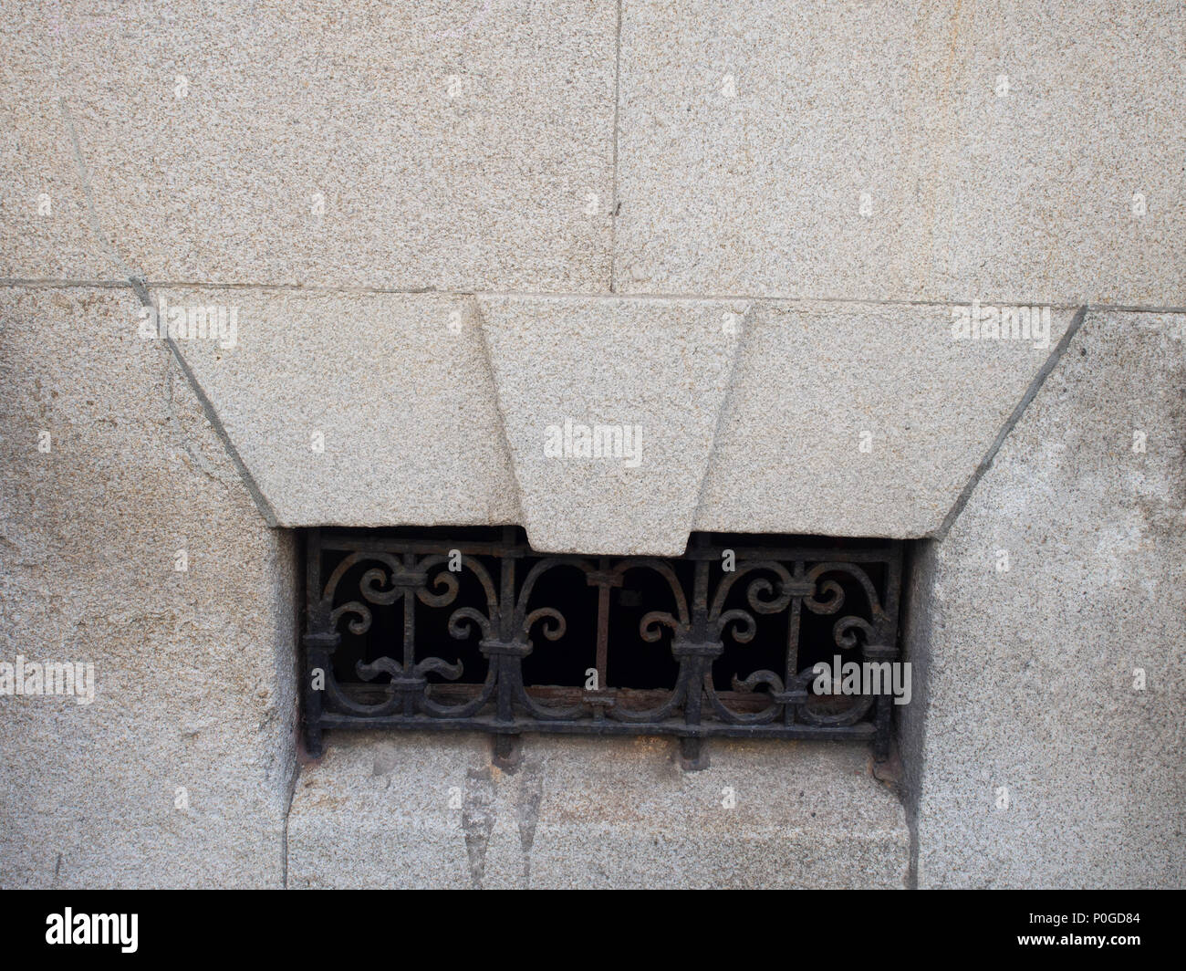 Metall Luftdüse in eine Betonwand Stockfoto
