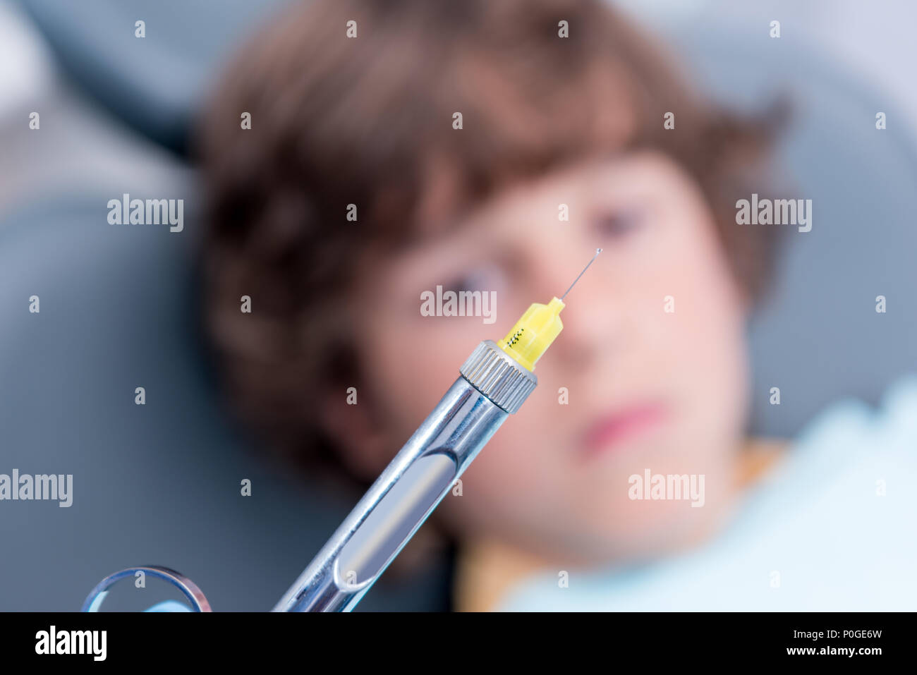 Selektiver Fokus der Zahnarzt Holding zahnmedizinische Spritze zur Injektion Stockfoto