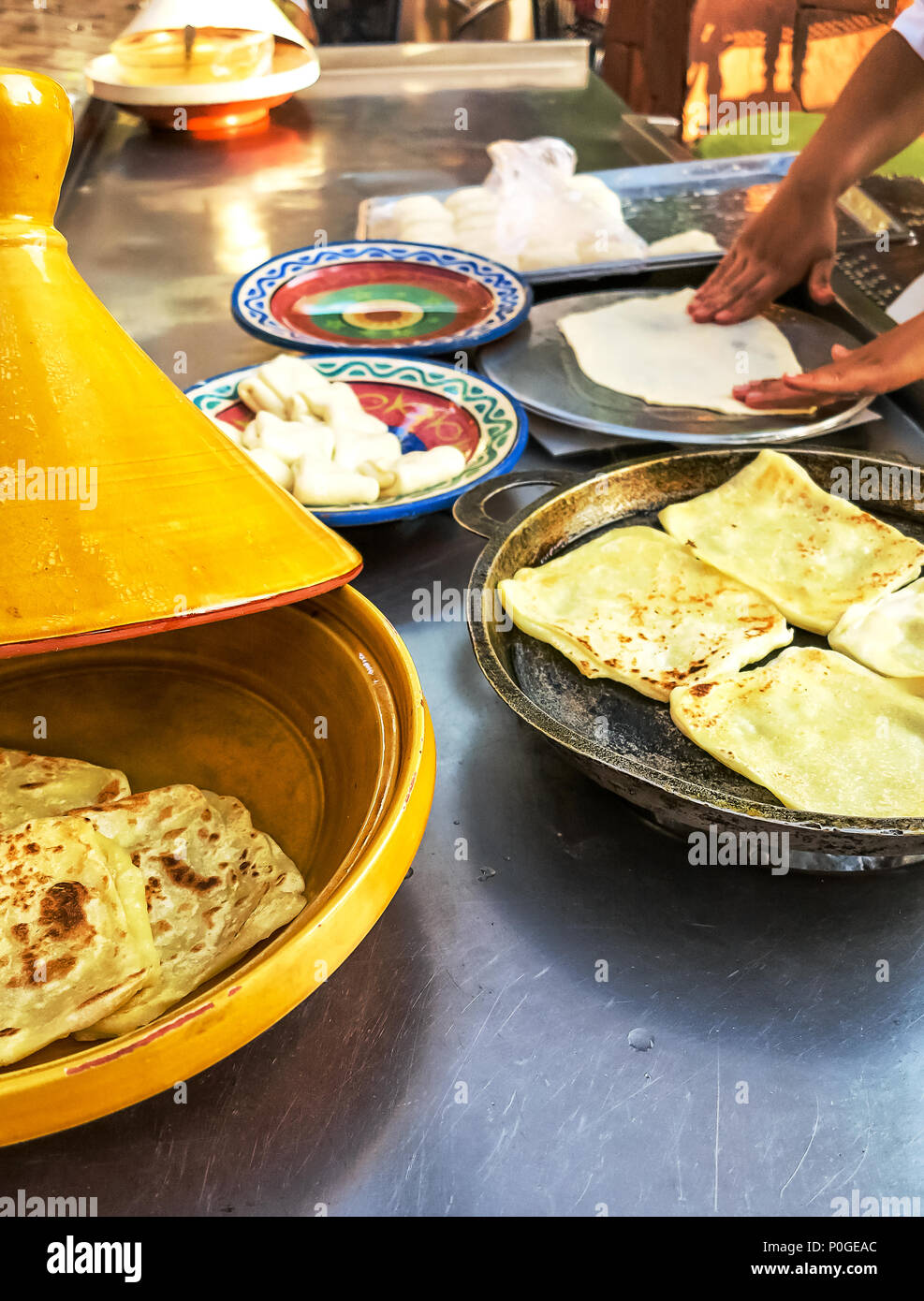 Traditionelle hausgemachte marokkanische thin Crepe Pfannkuchen genannt Tride für Frühstück Stockfoto