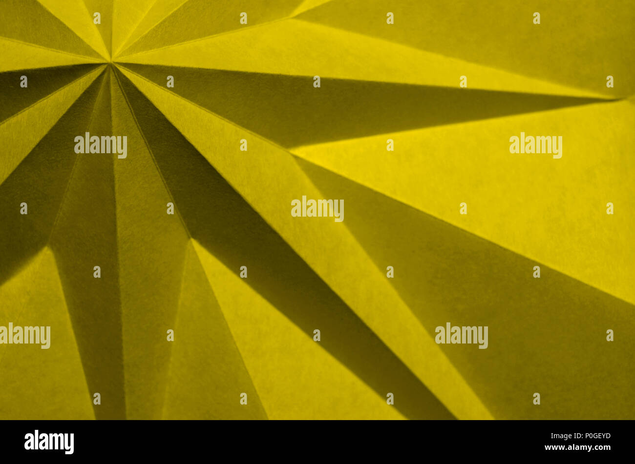 Gelb origami Abstrakt Hintergrund Tapete. Pantone 13-0646; Meadowlark, Pantone 2018 Farbe des Jahres Kompliment. Stockfoto
