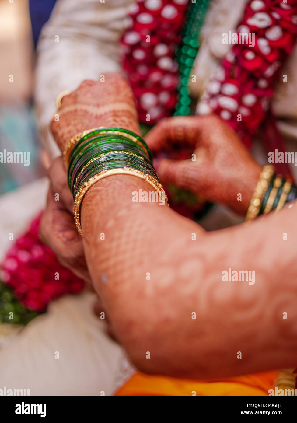 Die Nahaufnahme der indischen Maharashtrian Braut mit traditionellen grünen Glas und Gold Armreifen Stockfoto