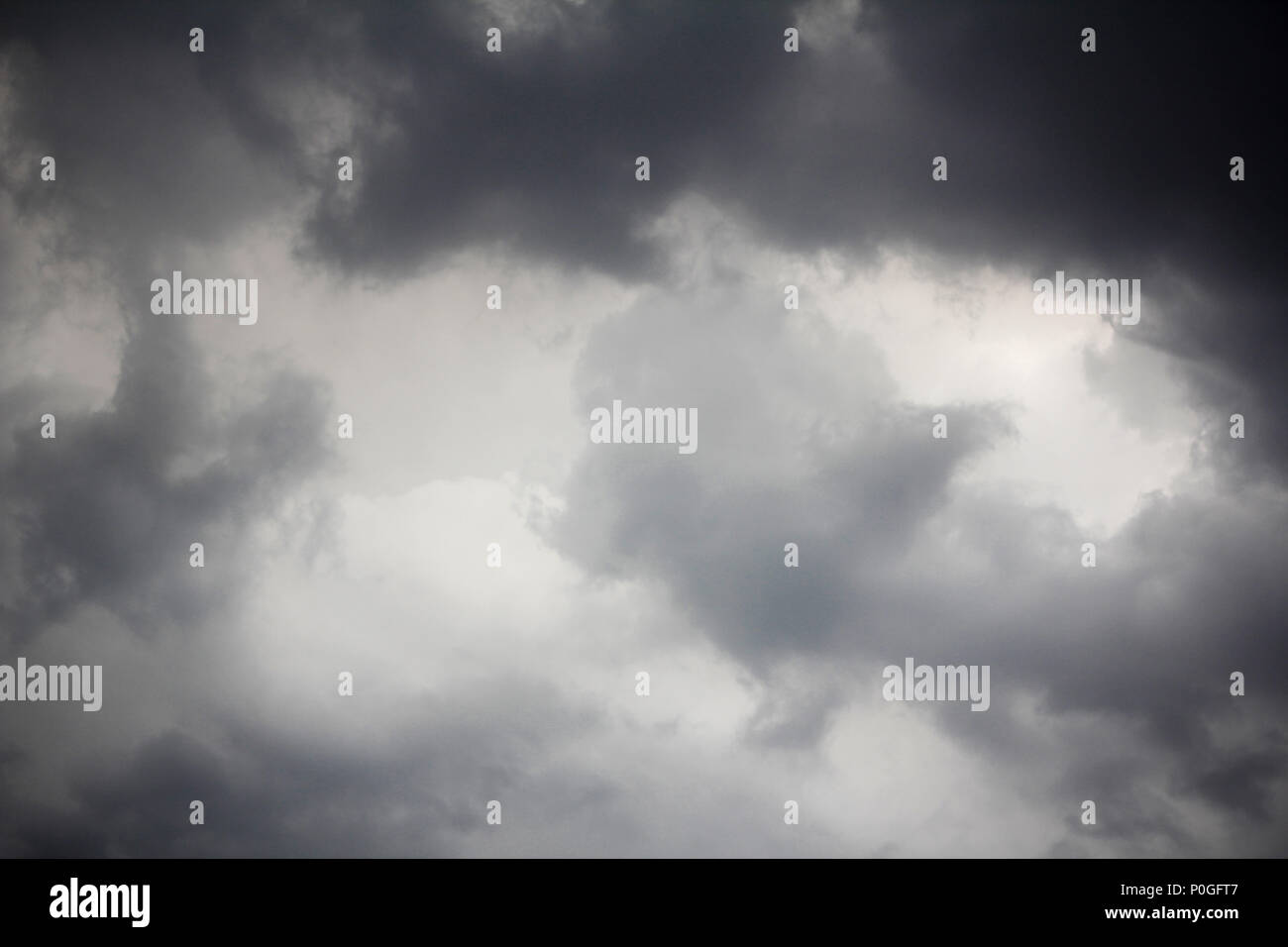 Wolken Im Himmel Wann Wird Es Stark Regnen Stockfoto Bild