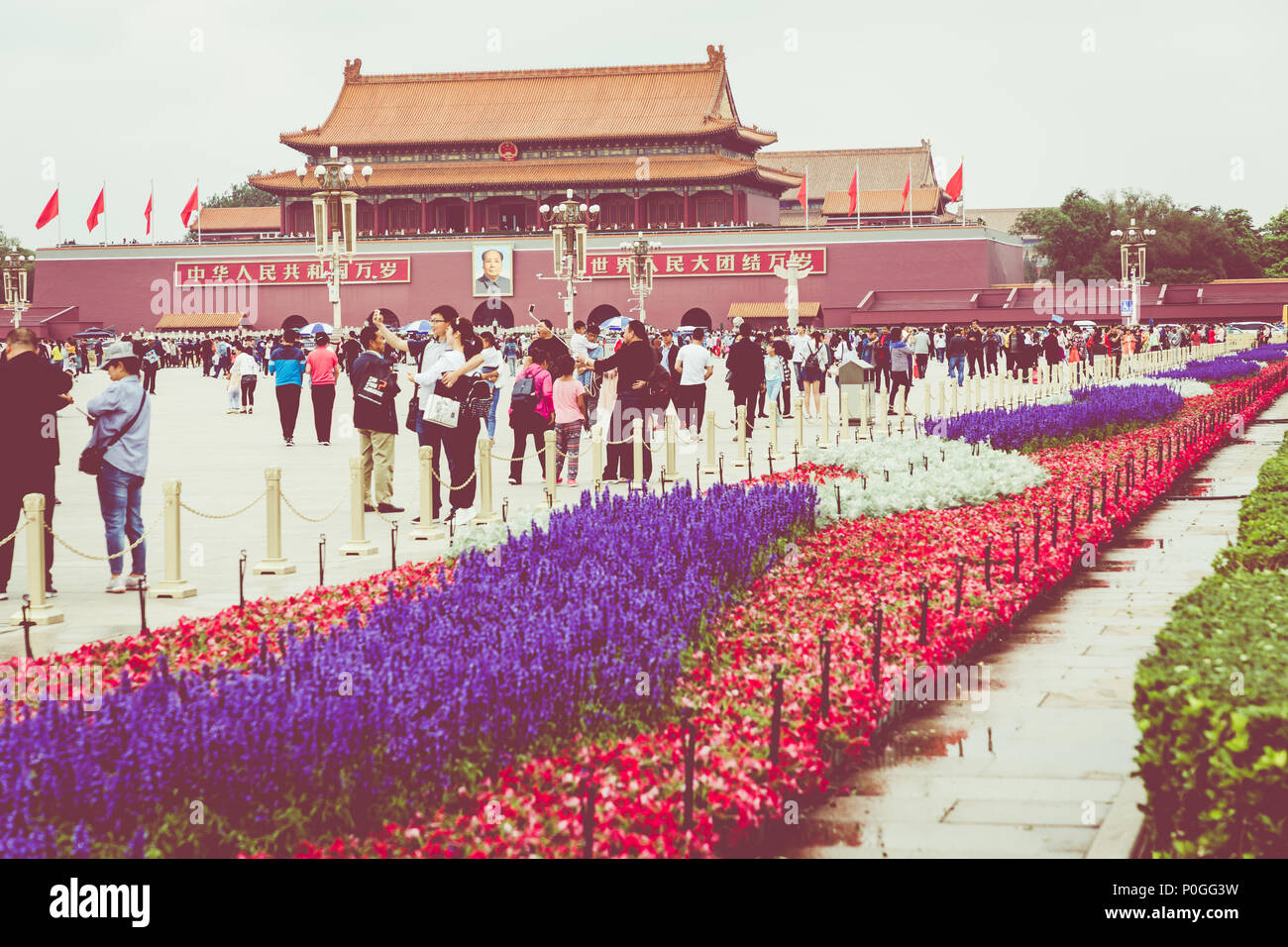 Peking, China - 20. MAI 2018: Tiananmen Square und der Eingang zur Verbotenen Stadt. Platz des Himmlischen Friedens mit Touristen. Stockfoto