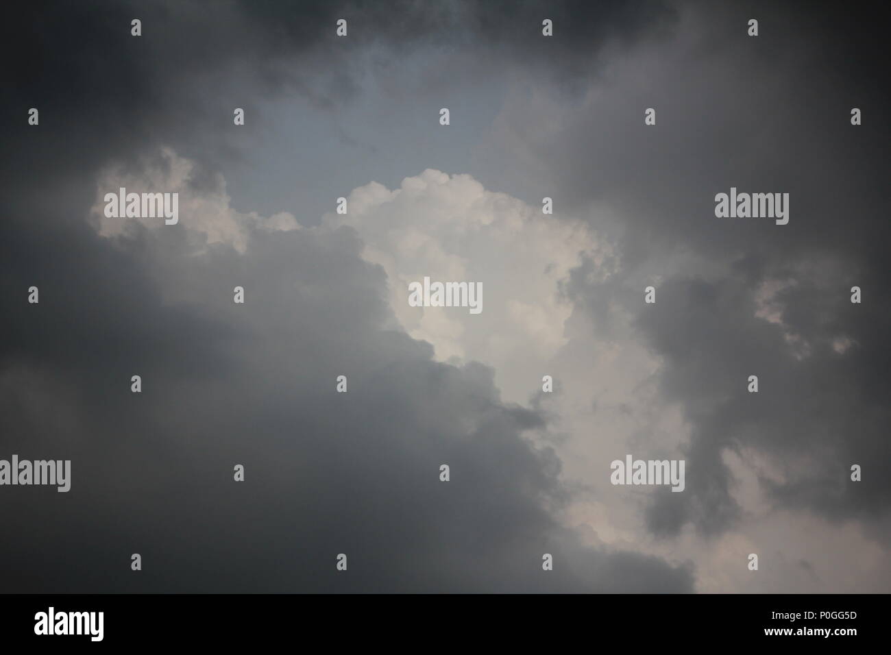 Wolken Im Himmel Wann Wird Es Stark Regnen Stockfoto Bild