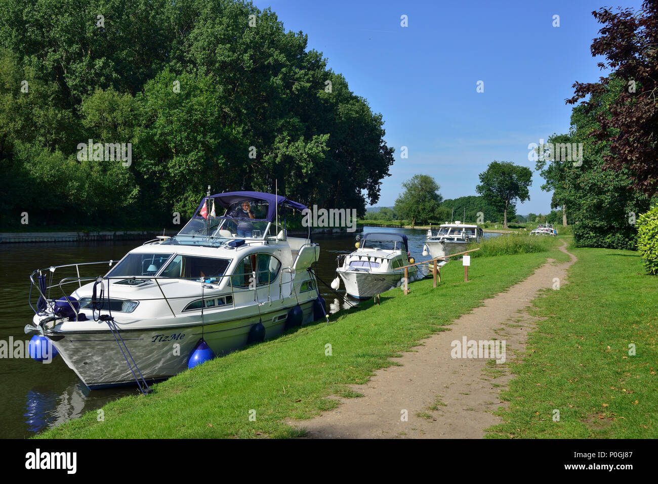 Boote bis an einem heißen Sommertag neben der Thames Path bei Sonnig-on-Thames, Berkshire, England, Großbritannien Stockfoto