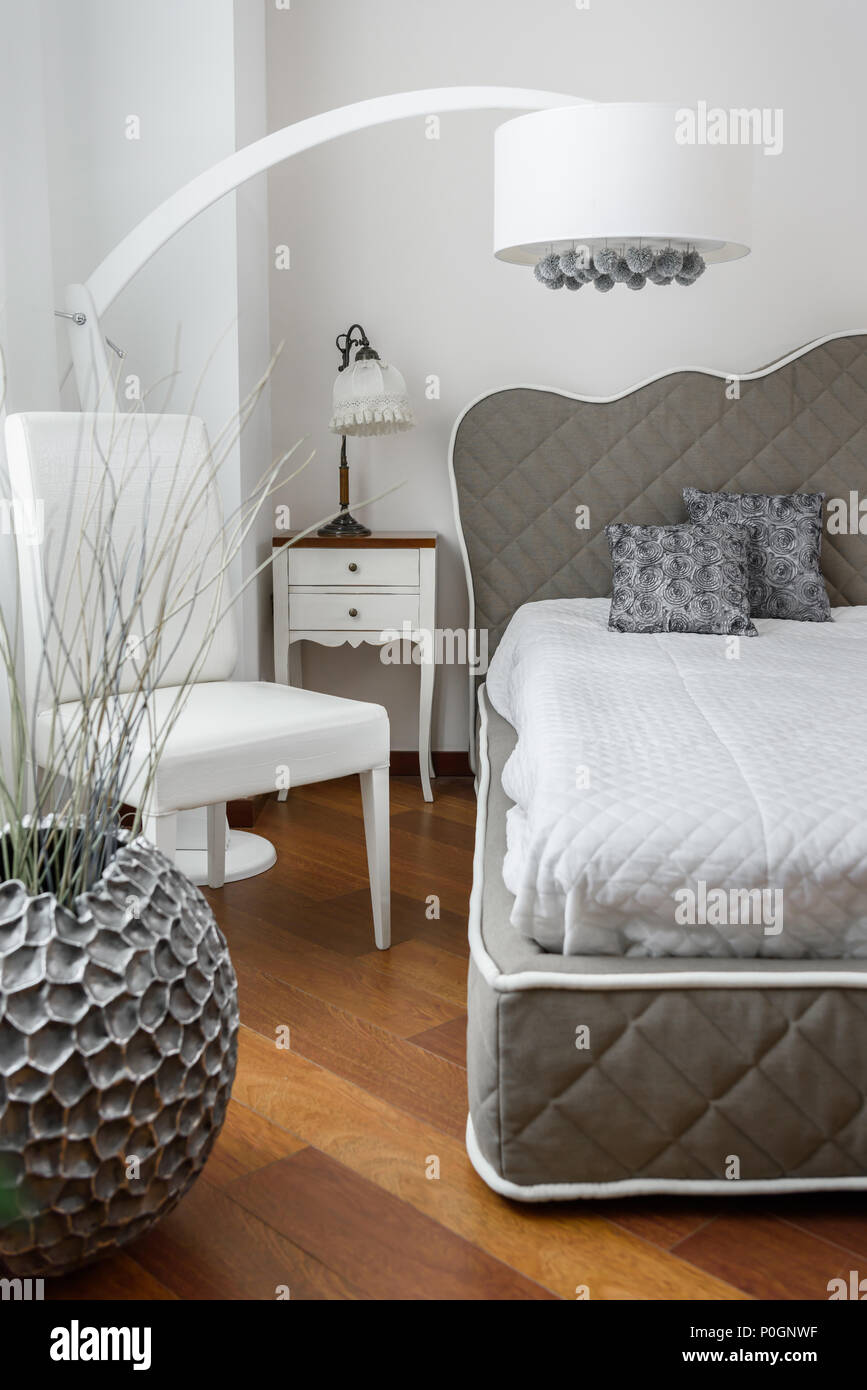 Innere Licht Schlafzimmer in grauer Farbe mit modernen Lampe und ... Innere Licht Schlafzimmer in grauer Farbe mit modernen Lampe und ...