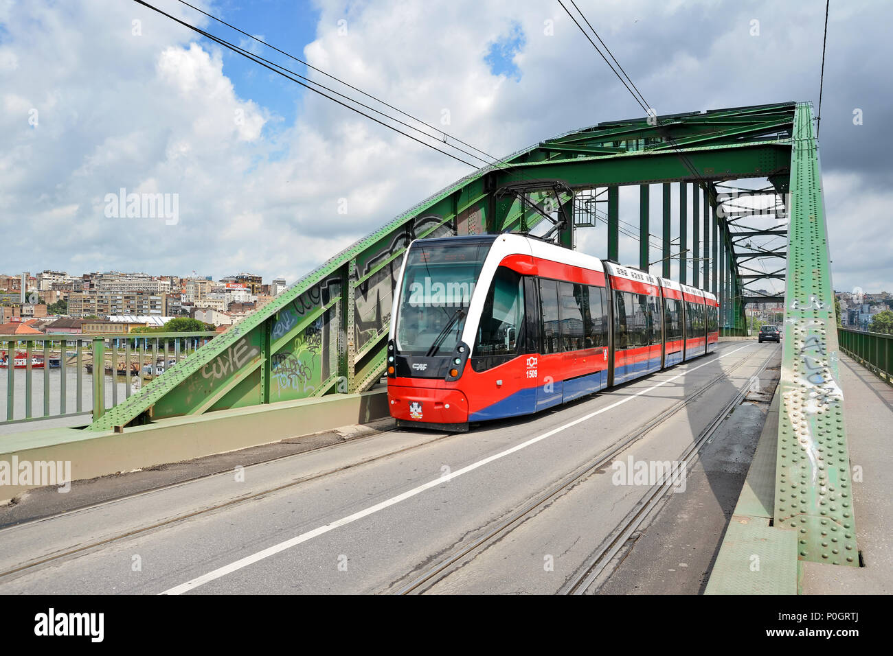 Moderne Straßenbahn, die durch alte Brücke über die Sava, Es ist die kleinste Straße Brücke; in der serbischen Hauptstadt Belgrad, Serbien. Stockfoto