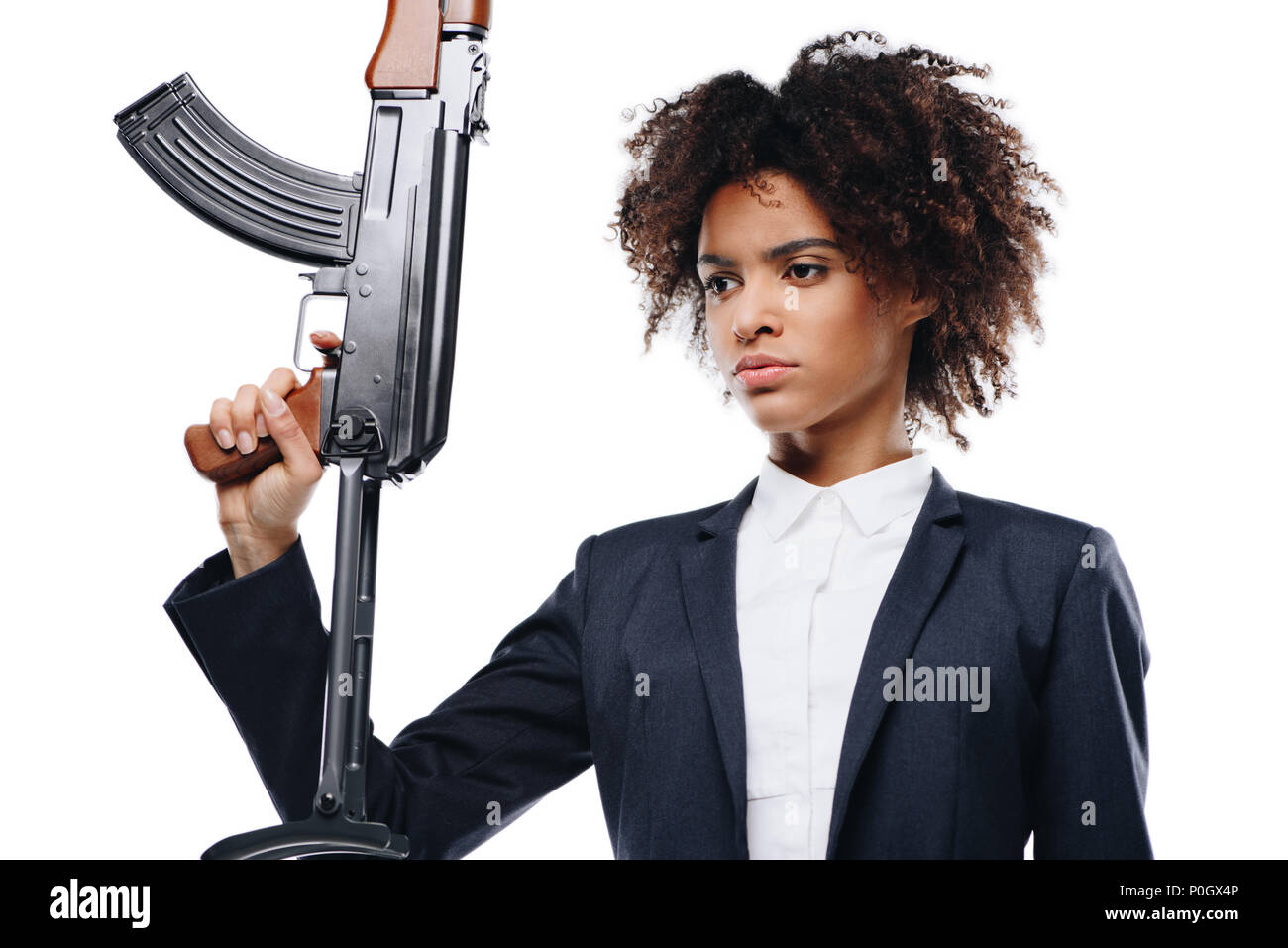 Portrait von schöne afrikanische amerikanische weibliche Killer mit Gewehr, isoliert auf weißem Stockfoto