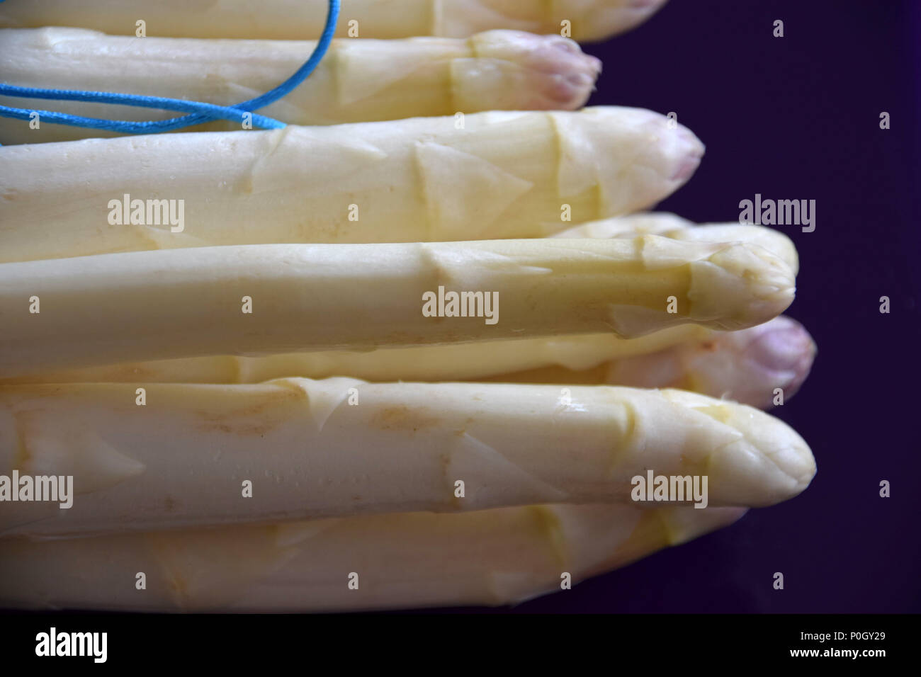 Makroaufnahme der Spargel Köpfe in verschiedenen Farben, Weiß und Violett Farbige Köpfe von Spargel, weißer Spargel Bündel Stockfoto