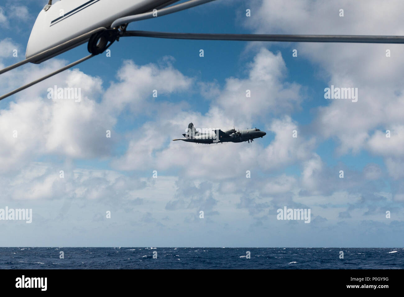 Ein kanadischer Flugzeug auf einem Übungsflug fliegen auf niedrigem Niveau neben einer Yacht segeln Offshore im Nordatlantik. Stockfoto