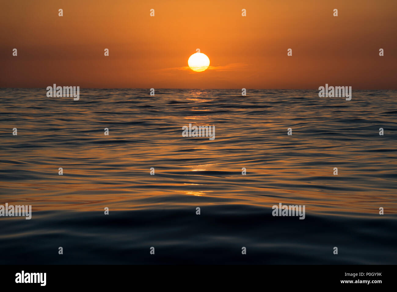 Farben des Wassers in den frühen Morgen, wenn die Sonne aufgeht, von einer Yacht segeln im Nordatlantik gesehen. Stockfoto