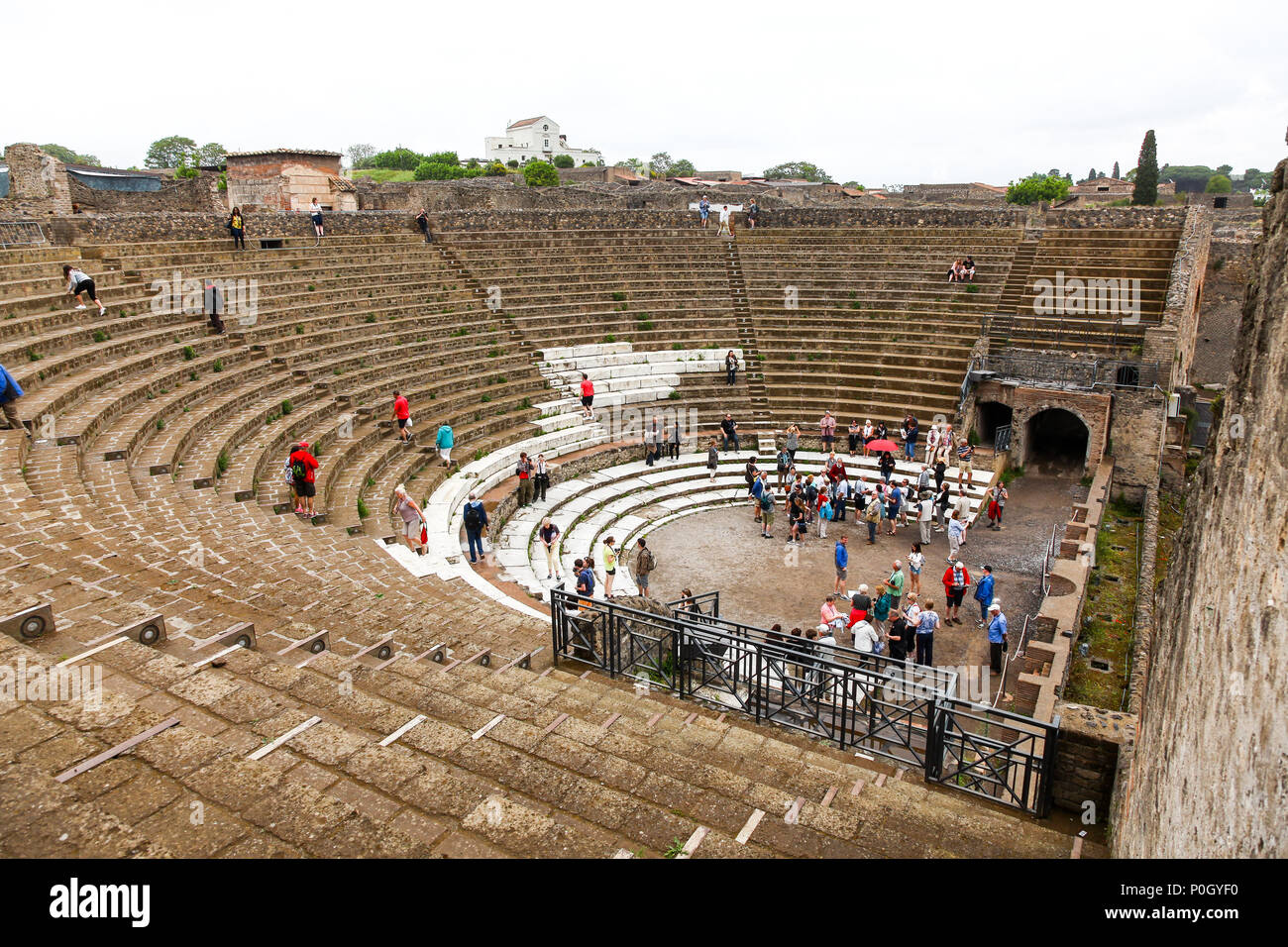 Touristen, die einem alten römischen Amphitheater, Pompeji Archäologische Stätte, Pompei, Kampanien, Italien, Stockfoto