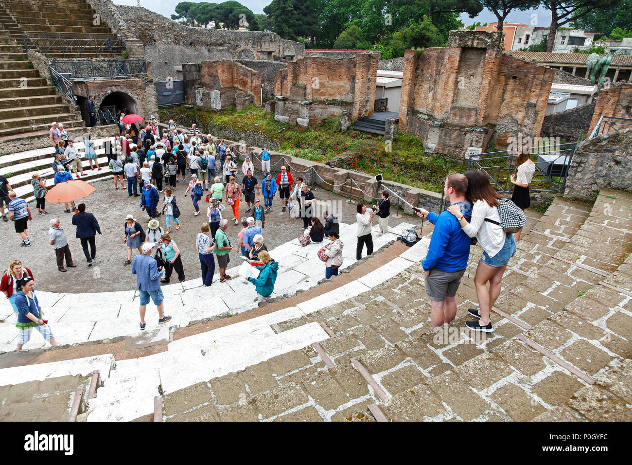 Touristen unter selfies auf einer alten römischen Amphitheater, Pompeji Archäologische Stätte, Pompei, Kampanien, Italien, Stockfoto