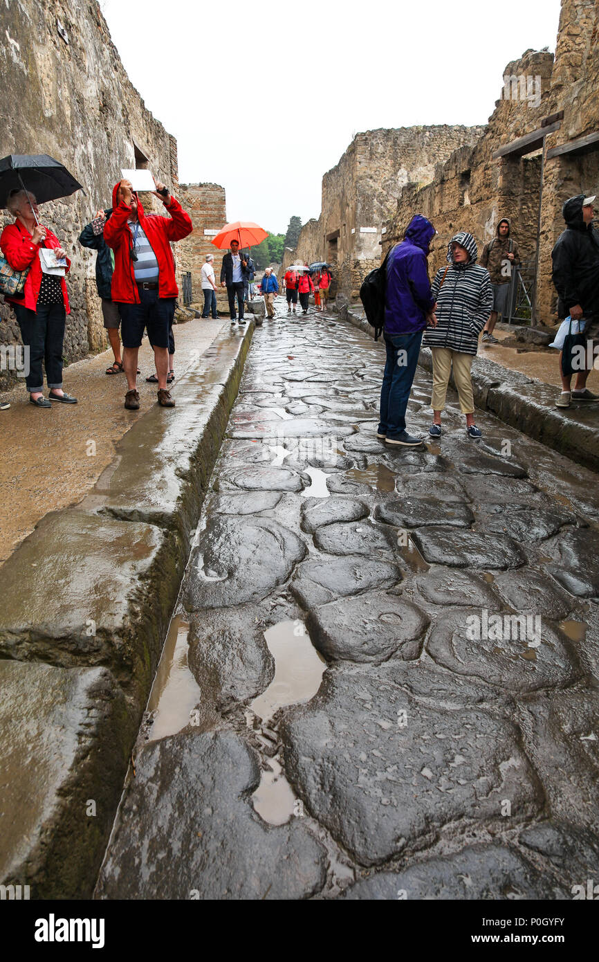 Touristen auf der Via delle Terme, historische Stadt Pompeji in den Golf von Neapel, Kampanien, Italien, Europa Stockfoto