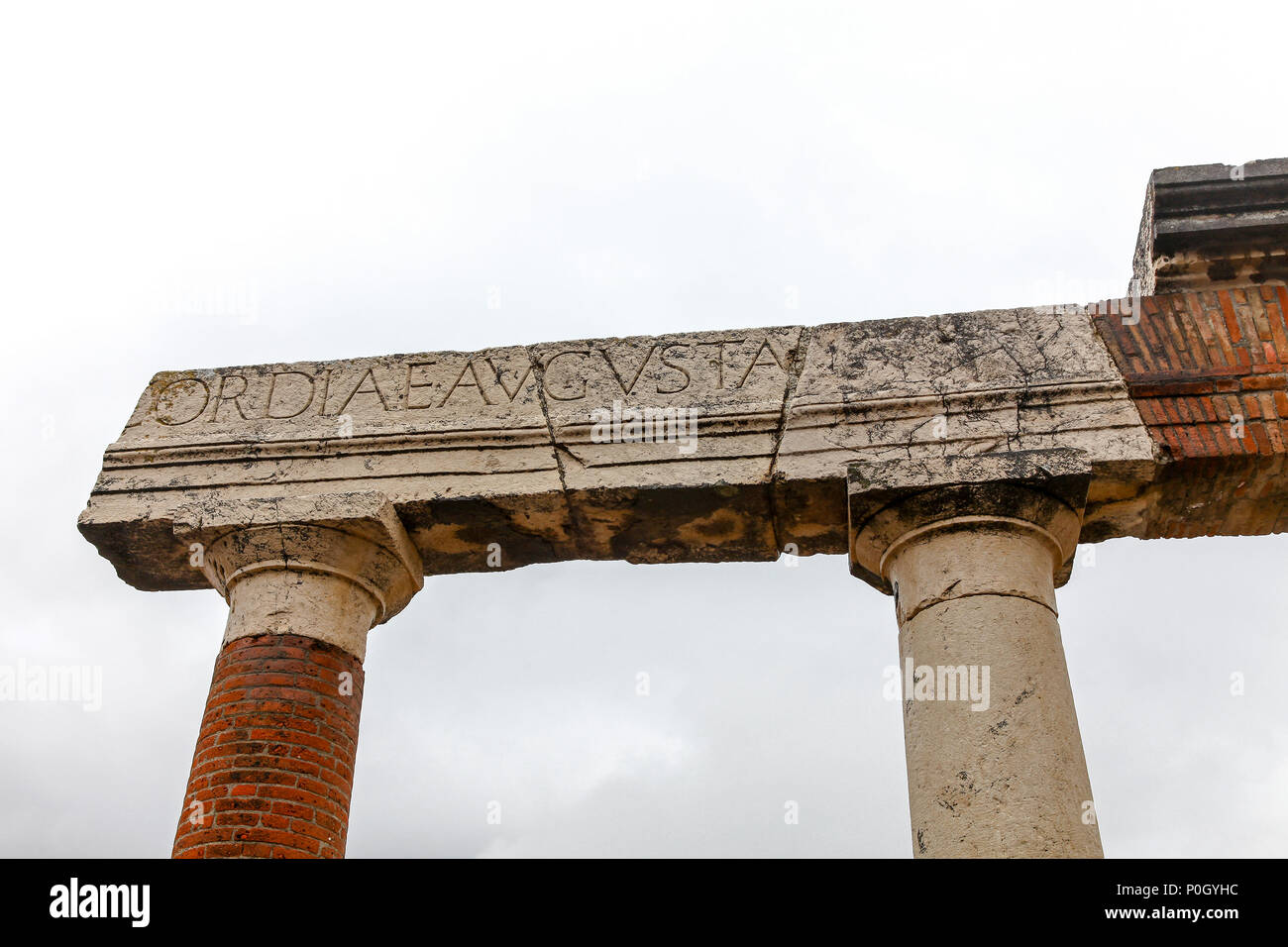 Ein Stein Spalte an der Ausgrabungsstätte von Pompeji, Pompei, Kampanien, Italien, Stockfoto