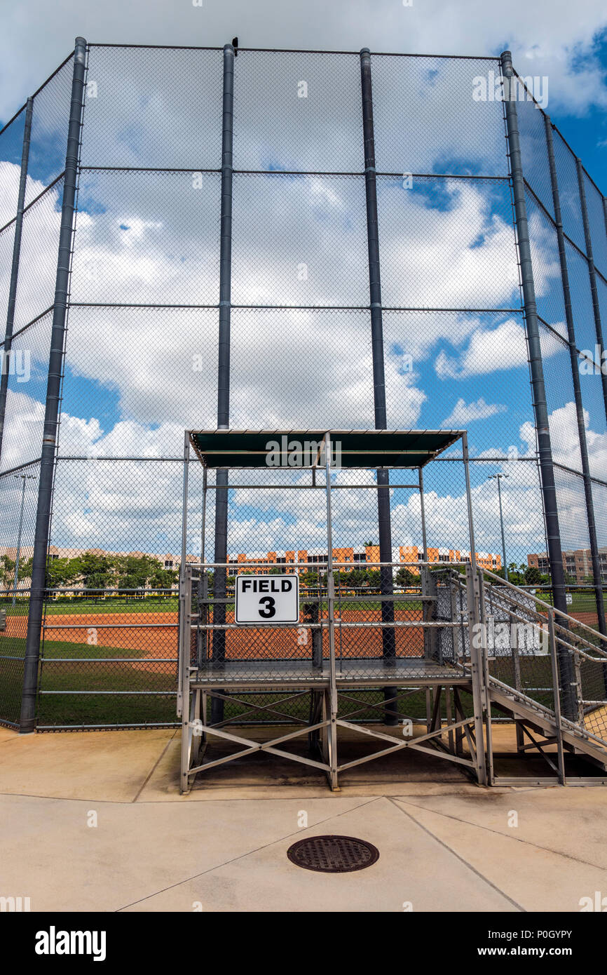 Öffentlicher Park Baseball Diamond gesehen durch Zyklon Zaun; South Central Florida, USA Stockfoto