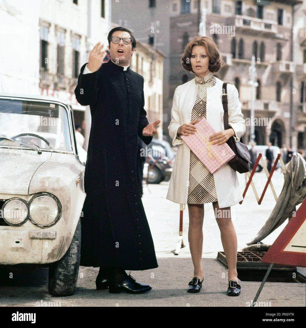 Original Film Titel: LA MOGLIE DEL PRETE. Englischer Titel: DER PRIESTER FRAU. Film Regie: Dino Risi. Jahr: 1971. Stars: Sophia Loren, Marcello Mastroianni. Quelle: MEISTER FILM/Bearbeiten/Album Stockfoto