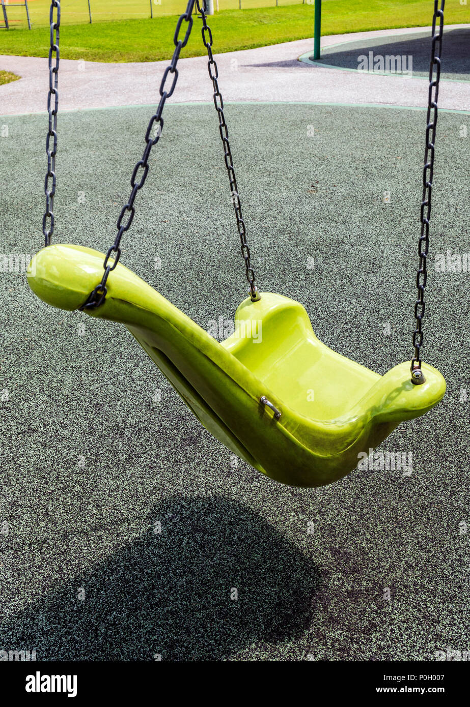 Ist Leer Kinder schwingen; öffentliche Park; Spielplatz; South Central Florida, USA Stockfoto