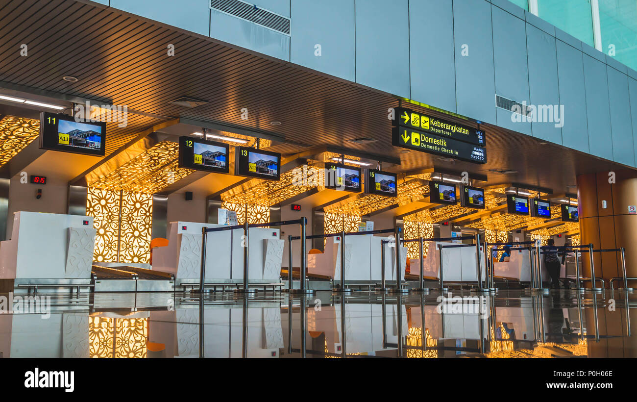 Check-in-Schalter im Flughafen mit schönen Beleuchtung. schöne  Flughafenterminal Stockfotografie - Alamy