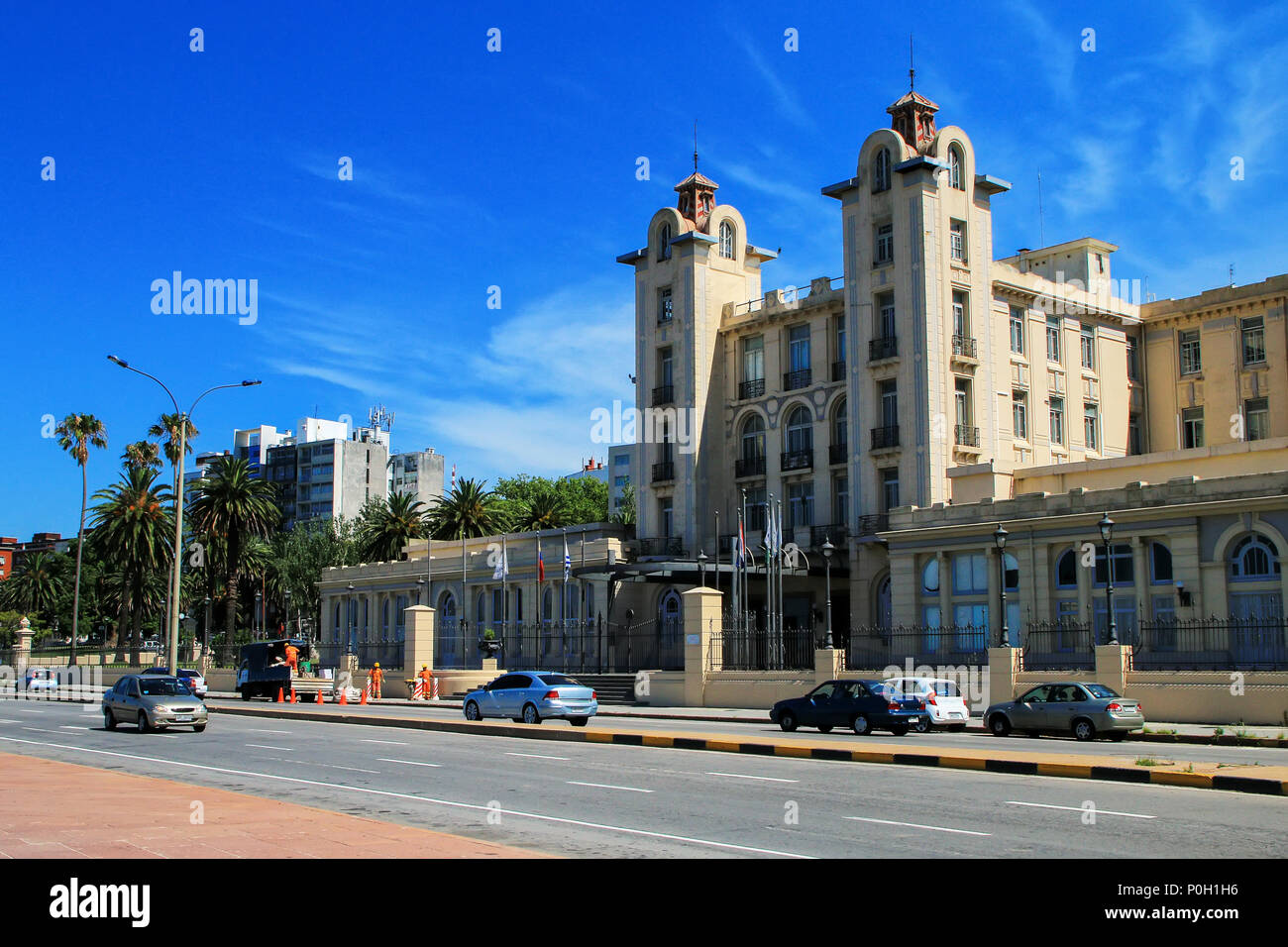 Mercosur-Parlament Gebäude entlang der Ufer des Rio de la Plata in Montevideo, Uruguay. Der Mercosur ist eine subregionale Handelsblock. Stockfoto
