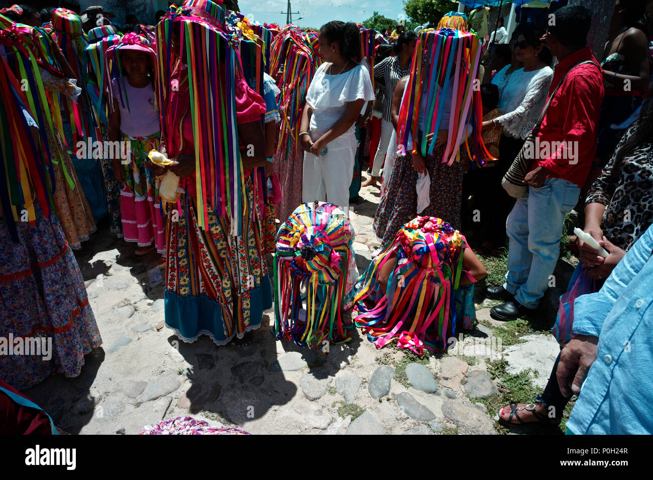 Tanz der Teufel und die Corpus Christi in den Kankuamo Indianer Territorium, am Fuße der schneebedeckten Gipfel der Sierra Nevada. Stockfoto