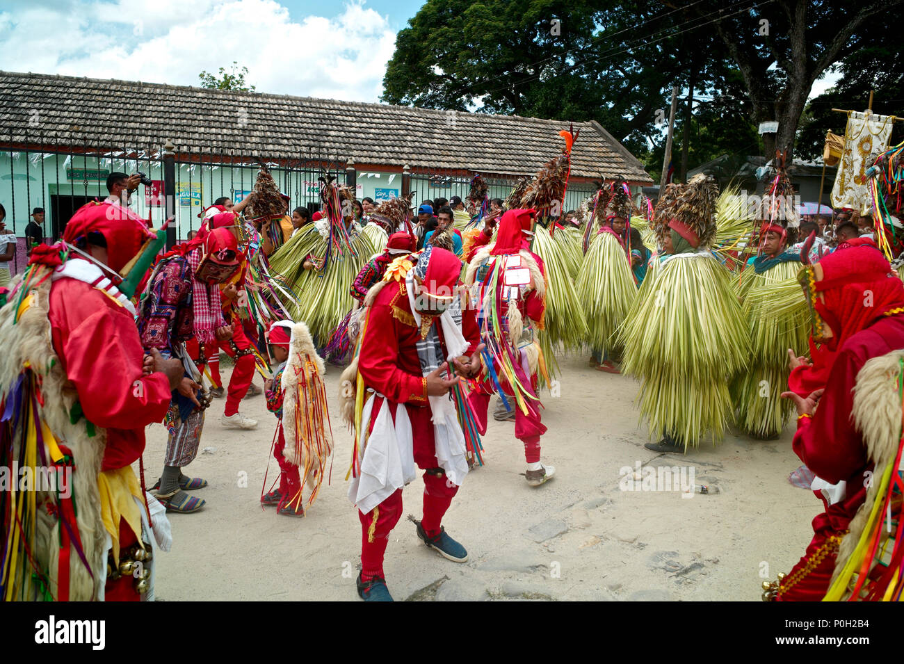 Tanz der Teufel und die Corpus Christi in den Kankuamo Indianer Territorium, am Fuße der schneebedeckten Gipfel der Sierra Nevada. Stockfoto