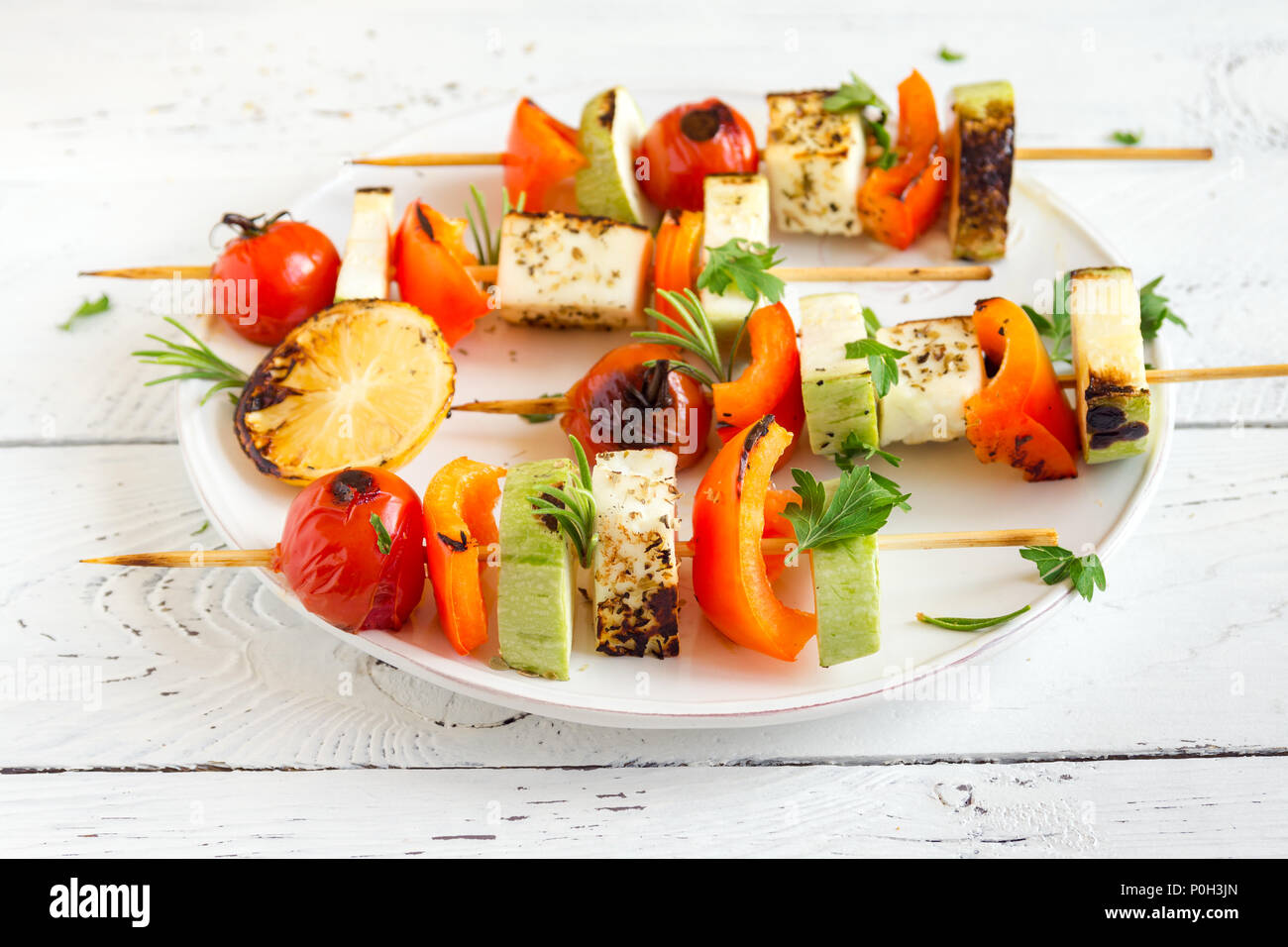Vegetarisch grillen. Vegetarische Spieße mit Halloumi Käse und Gemüse auf  weißem Hintergrund, kopieren Stockfotografie - Alamy