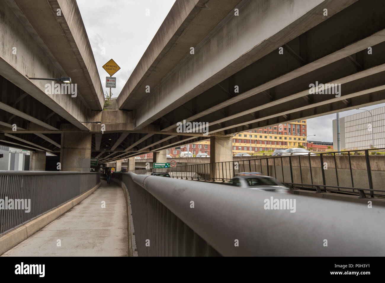 Autos, die auf der Überführung der Western Distributor Road in der Nähe des ICC im Vorort Pyrmont in Sydney, New South Wales, Australien, fahren Stockfoto