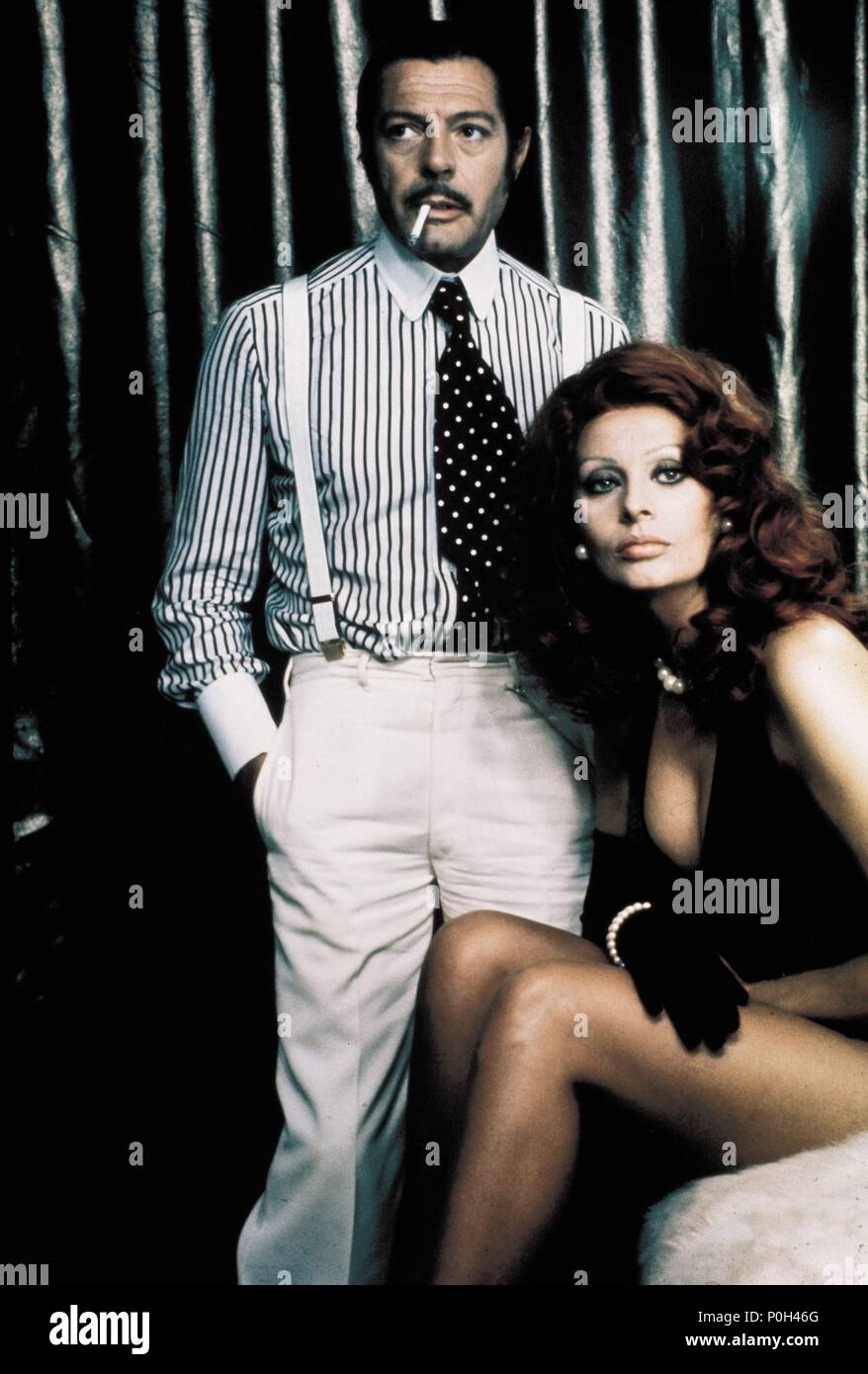 Original Film Titel: LA PUPA DEL GANGSTER. Englischer Titel: LA PUPA DEL GANGSTER. Film Regie: GIORGIO CAPITANI. Jahr: 1975. Stars: Sophia Loren, Marcello Mastroianni. Stockfoto