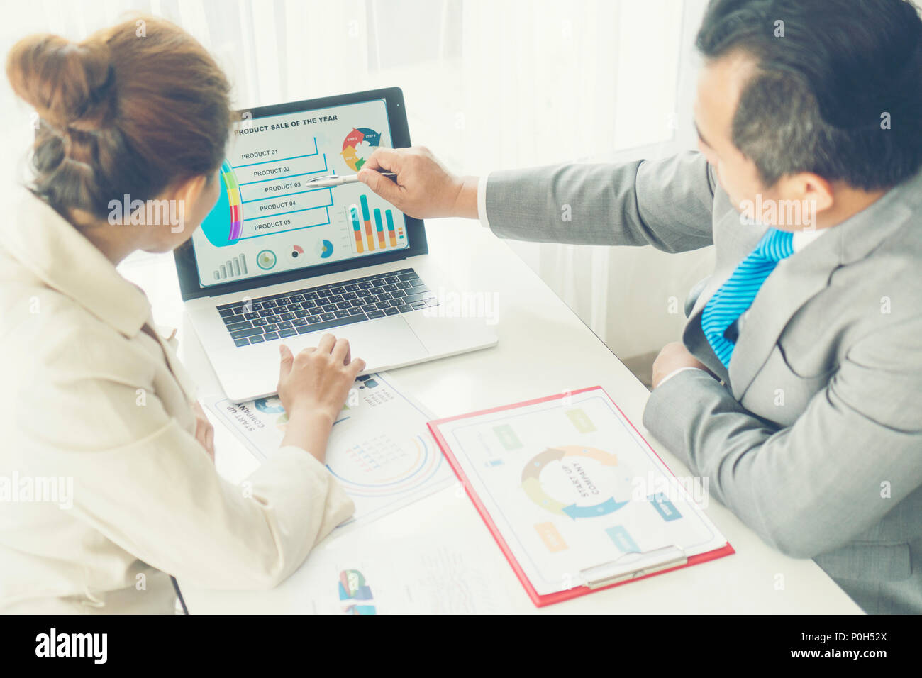 Geschäft paar gemeinsam am Projekt moderne Start-Büro Stockfoto