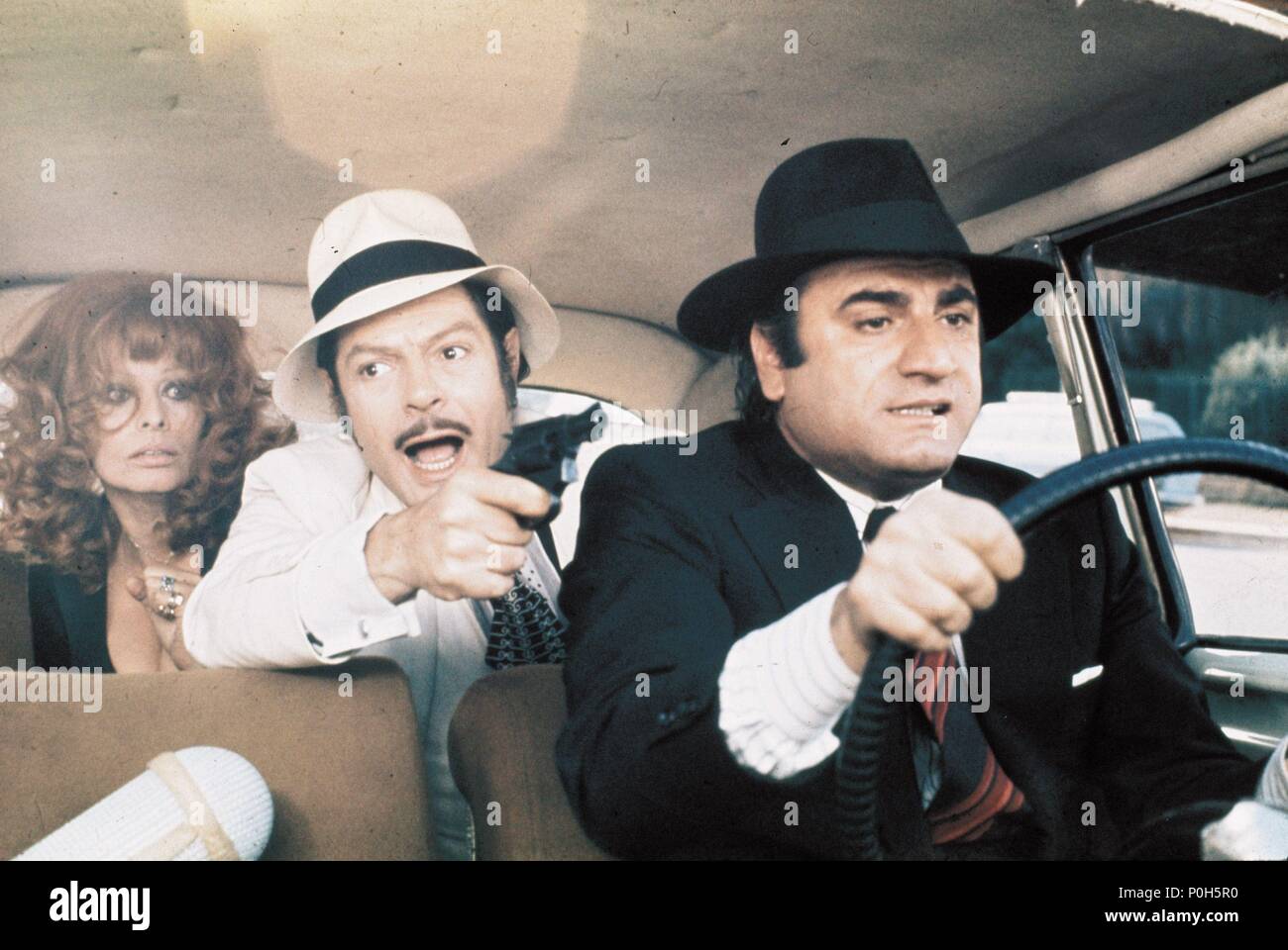 Original Film Titel: LA PUPA DEL GANGSTER. Englischer Titel: LA PUPA DEL GANGSTER. Film Regie: GIORGIO CAPITANI. Jahr: 1975. Stars: Sophia Loren, Marcello Mastroianni, ALDO MACCIONE. Stockfoto