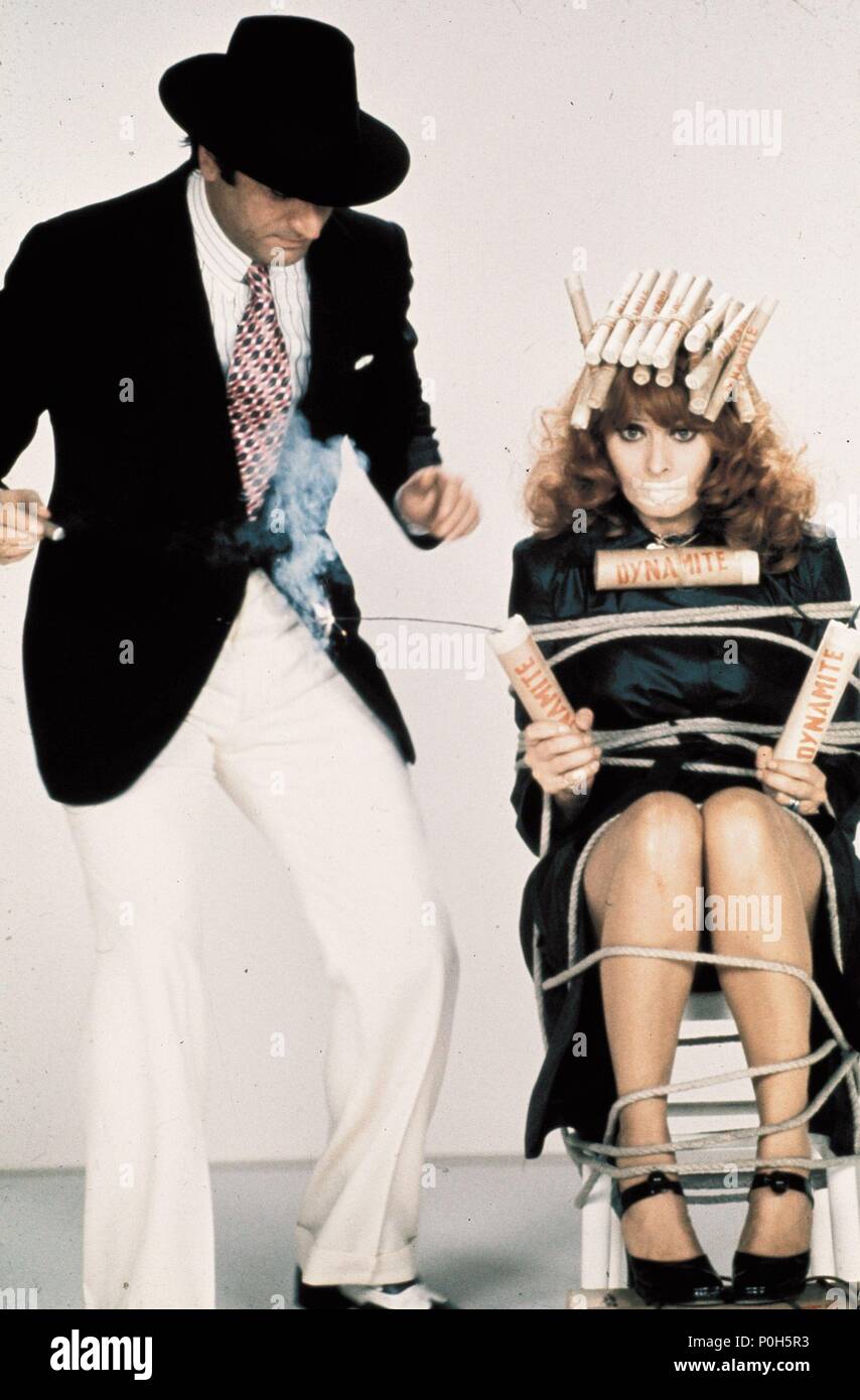 Original Film Titel: LA PUPA DEL GANGSTER. Englischer Titel: LA PUPA DEL GANGSTER. Film Regie: GIORGIO CAPITANI. Jahr: 1975. Stars: Sophia Loren; ALDO MACCIONE. Stockfoto