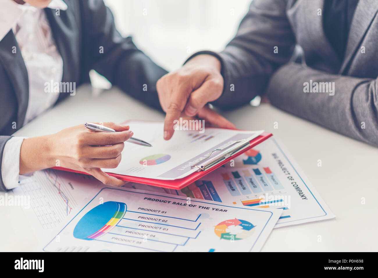 Finanzielle Papierdiagramme und Grafiken auf dem Tisch Stockfoto